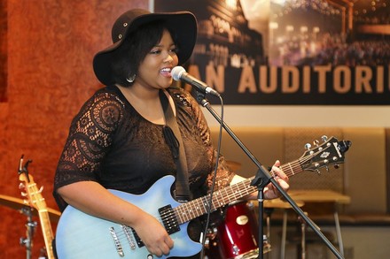 Junge Musikerin in der Music City am Flughafen Nashville Tennessee