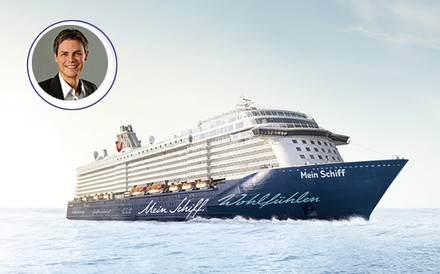 Ein Kreuzfahrtschiff auf See und ein Portrait von Tobias Döring