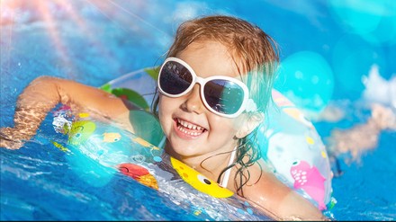 Ein Kind in einem Hotelpool