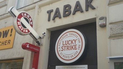 Ein Tabakgeschäft mit Lucky Strike Logo