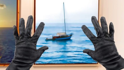 Zwei Hände, die ein Bild mit einem Schiff von der Wand stehlen