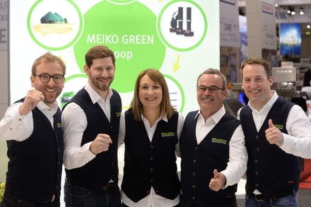 Das Team von Meiko Green Waste Solutions auf einer Messe vor dem Messestand