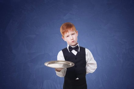 Kind als Kellner verkleidet mit Teller