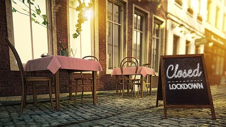 Aufsteller mit der Aufschrift „Lockdown Closed“ vor Restaurant