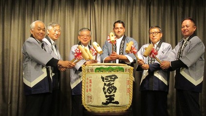 Eine Gruppe Japaner, Koichi Sahara und Daniel Kluge, die eine Feier eröffnen