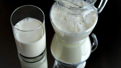 Milch in Kanne und Glas