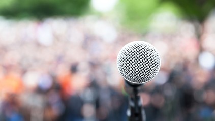 Ein Mikrofon vor einer Menge