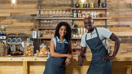 Zwei freundliche ausländische Mitarbeiter eines Cafés