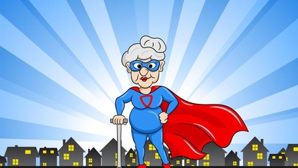 Alte Frau im Superheldenkostüm