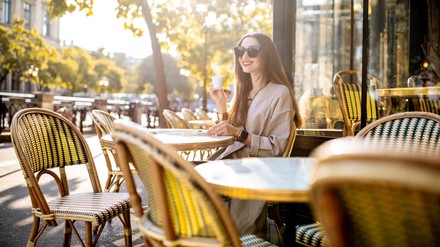 Eine Frau am Straßencafe