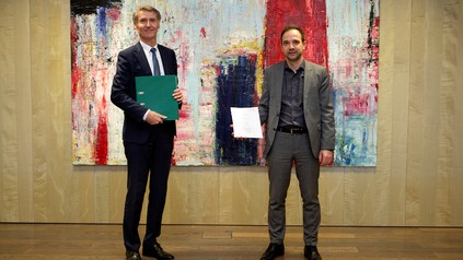 Vertragsunterzeichnung von Hirmer und der Oberbank