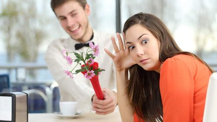 Frau bei peinlichem Date