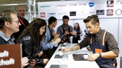 Ein Barista bereitet vor Zuschauern auf der FAFGA Getränke zu