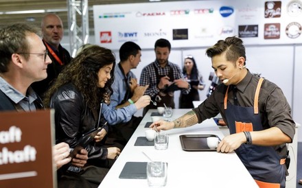 Ein Barista bereitet vor Zuschauern auf der FAFGA Getränke zu