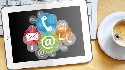 Tablet mit Online-Symbolen