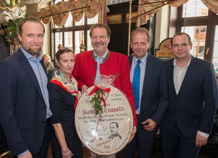Die Jubilare mit Brauerei-Vertretern Bernhard Mitteröcker, die Leupold-Chefs Susanne Volpini de Maestri und Harald Leupold sowie Markus Liebl und Wolfgang Schinninger