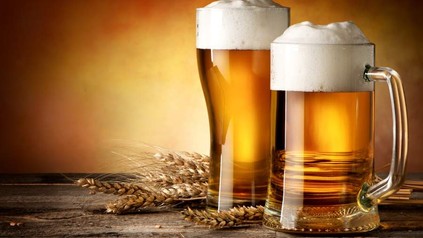 Zwei Bier und Getreide