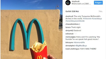 Blaues McDonald's Logo