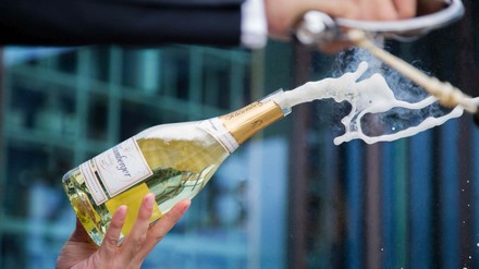 Sektflasche wird sabriert