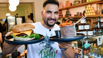 Attila Hildmann präsentiert Burger und Pommes