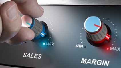 Mann dreht SALES-Regler auf Maximum, daneben sieht man einen Regler, welcher auf Maximum bei MARGIN steht