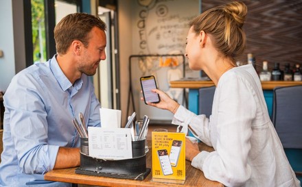 Paar beim Self-Ordern