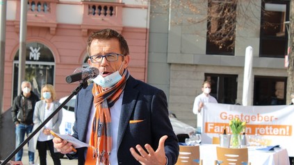 Ein Sprecher auf einer Kundgebung