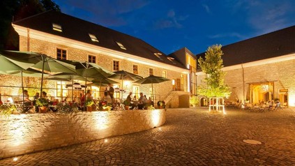 Kloster Engelthal mit Biergarten bei Nacht