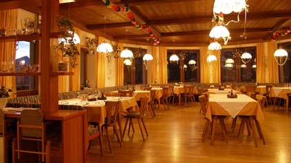 Ein leeres Restaurant in Österreich.