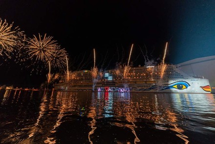 EIn Schiff bei Nacht unter einem Feuerwerk