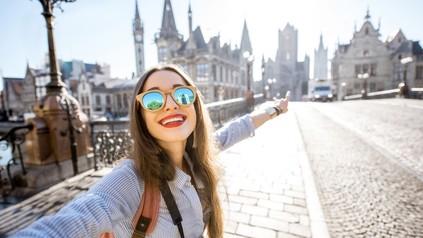 Junge Frau macht Selfie in Gent