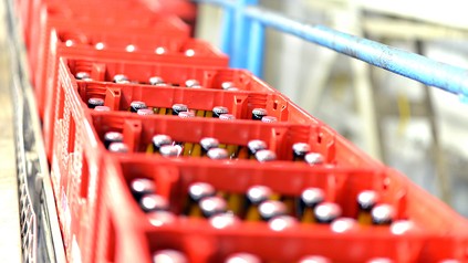 Bierkästen auf einem Fließband