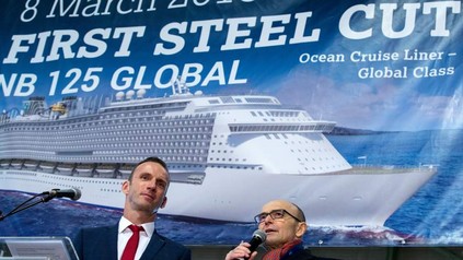 Erwin Sellering und Stefan Sprunk bei seiner Ansprache in der MV-Werft