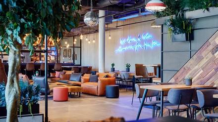 Blick in die Lounge des preisgekrönten me and all hotel kiel