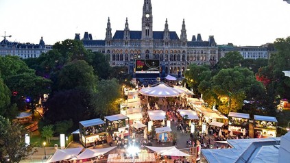 Panorama auf den Rathausplatz in Wien während des Film- und Food-Festivals