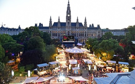 Panorama auf den Rathausplatz in Wien während des Film- und Food-Festivals