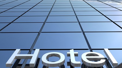 Verspiegelte Gebäudefassade mit einem Hotel-Schriftzug