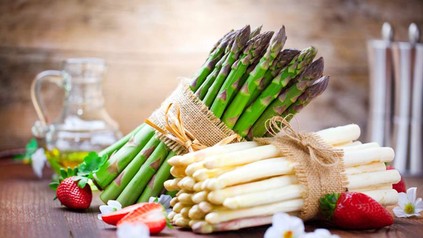Grüner und weißer Spargel