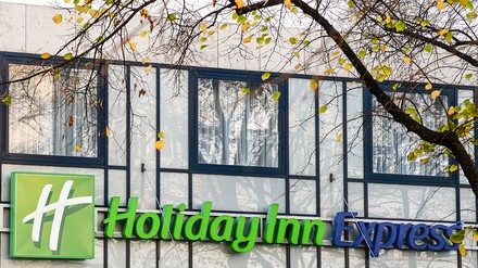 Schriftzug des Holiday Inn Express Berlin City Centre