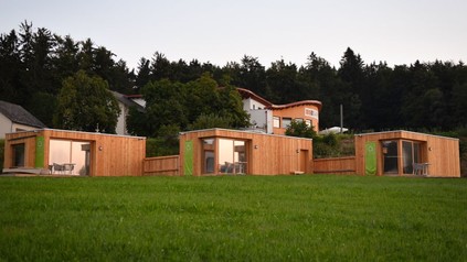 Die Roon Lodges auf einer Wiese