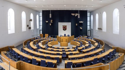 Der Interimsplenarsaal in der Steinhalle des Landesmuseums