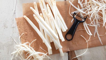 Spargel auf Schneidebrett