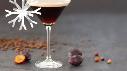 Ein Cocktailglas mit einer dunklen Flüssigkeit