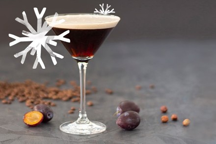 Ein Cocktailglas mit einer dunklen Flüssigkeit