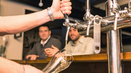 Wirtin zapft Bier ab