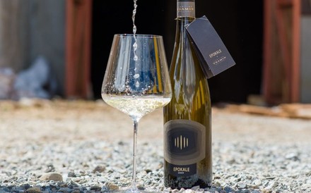Eine Flasche Epokale und ein Glas