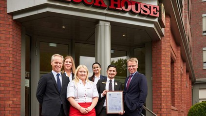 Clive Patrick Scheibe, Aileen-Marie Seele, Frederike Krönke, Angelina Kaya, Milad Hosseini und Stephan von Bülow vor einem Block House Restaurant
