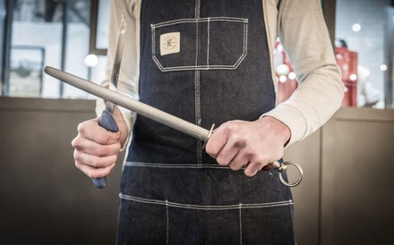 Eine Person beim Messerschleifen