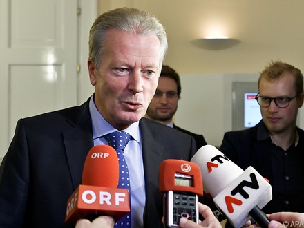 Reinhold Mitterlehner spricht zu Reportern