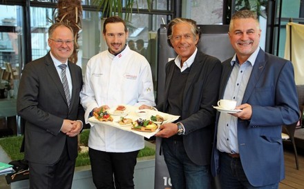 Christian Mayerhofer, Philipp Stohner, Jürgen Bodenseer und Goran Huber halten gemeinsam einen Teller mit Speisen